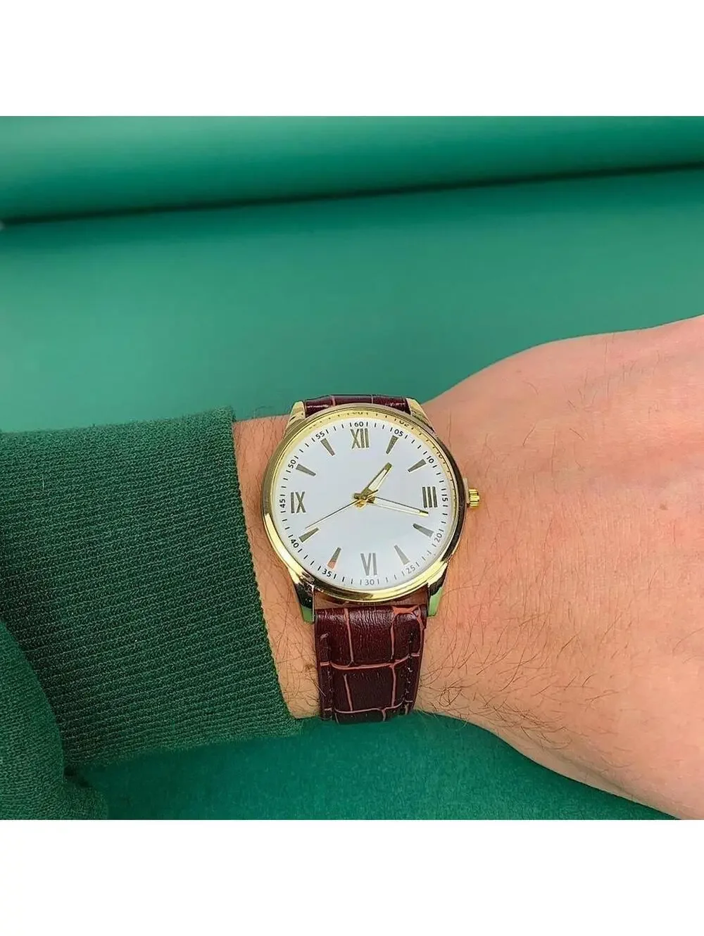 Minimalistic essential vintage style gold and leather style band watch. 9
